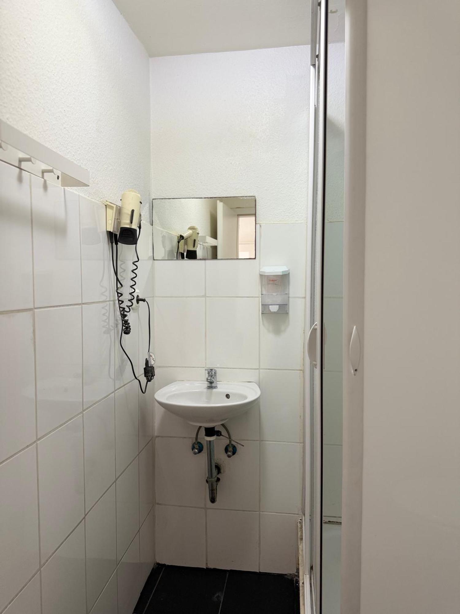 Hotel Garni Emir Koln Bagian luar foto