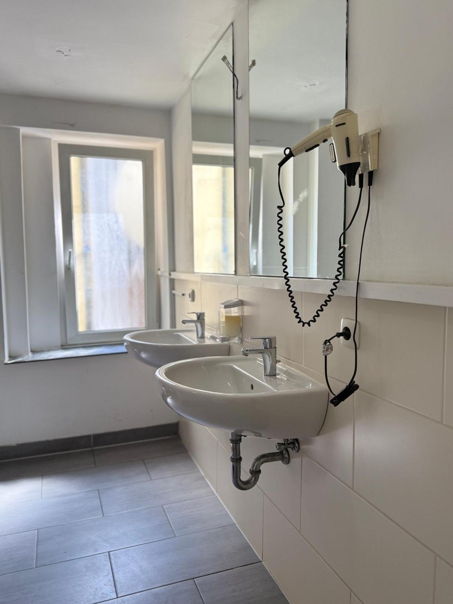 Hotel Garni Emir Koln Bagian luar foto