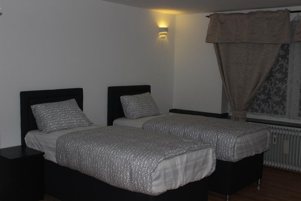 Hotel Garni Emir Koln Bagian luar foto